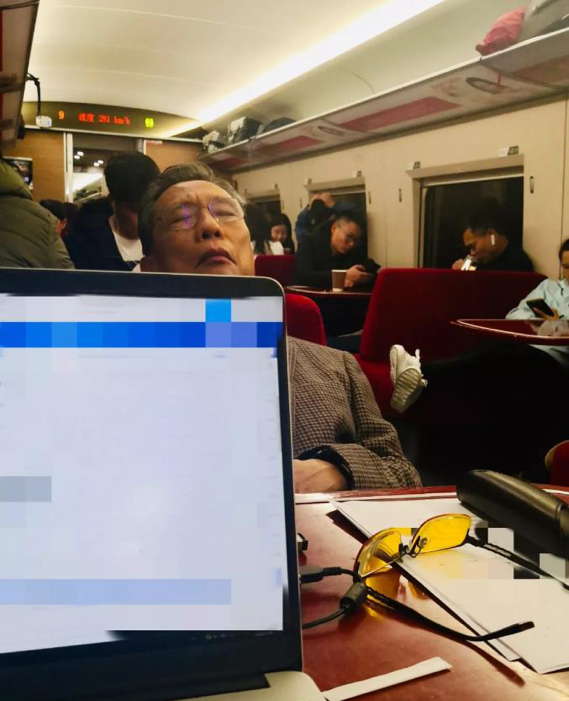 独家V观丨习近平两会后首个座谈会 和大咖们聚焦这个话题 